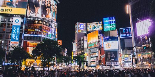 世界各国の通貨が取引される市場のイメージ