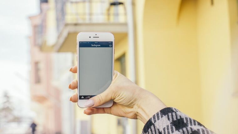 スマートフォンで本人確認の手続きを行う様子